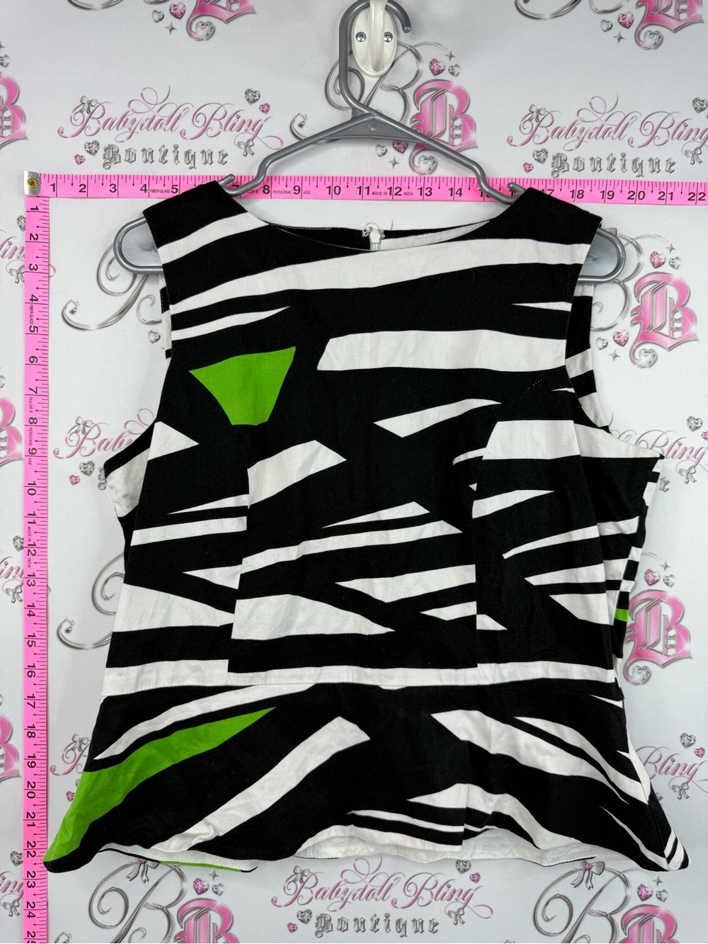 Femme tank top Sleeveless Black & White Graphic Tank Top with Green Accent